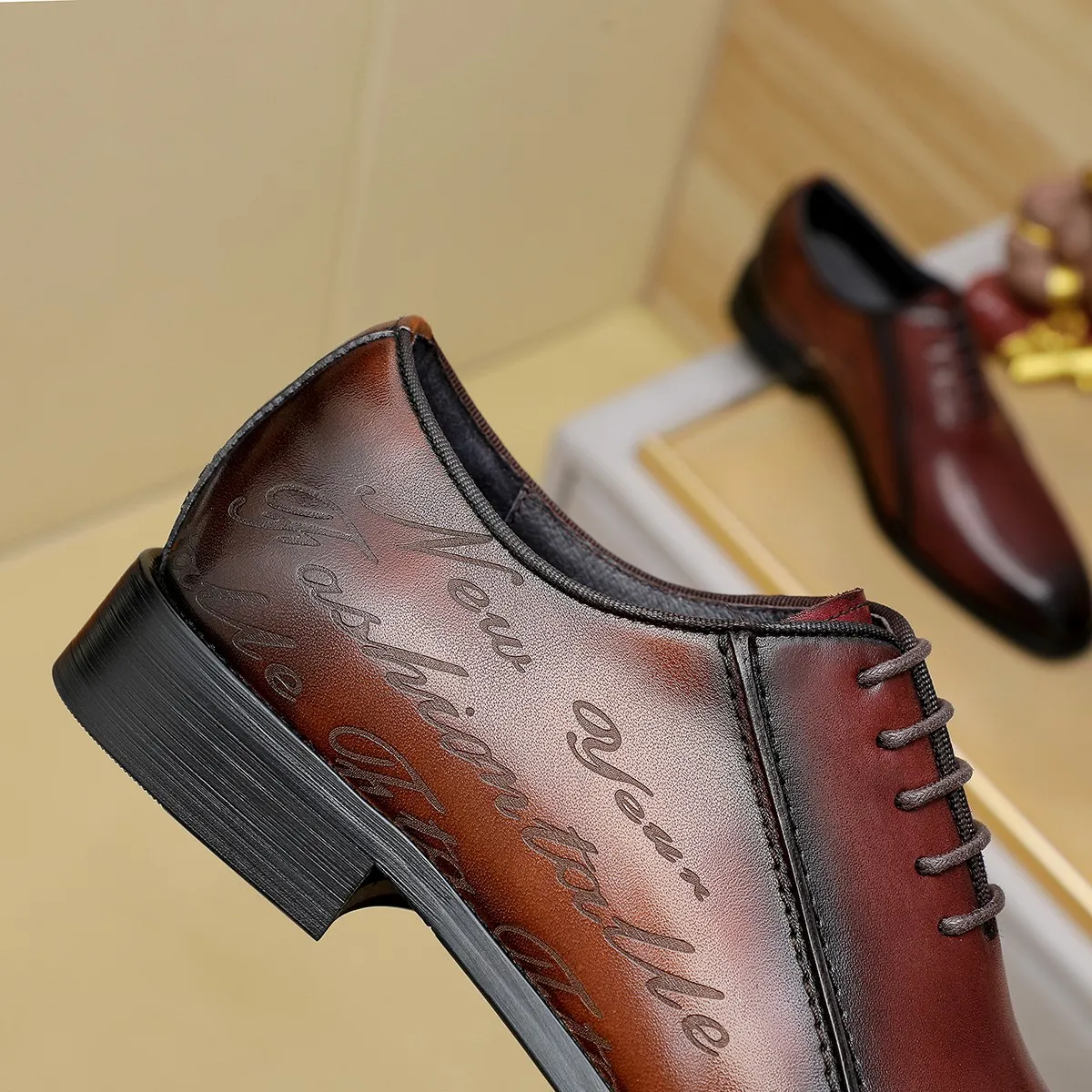 Men's shoes 💰620 💰 Louis Vuitton LV ® Autumn and Winter 🆕 models 🔛Full shoe counter First layer cowhide, 🐂leather lined casual shoes for men, super soft outsole, essential for driving. Counter synchronized original first layer cowhide completely 1:1 mold customization 🌹Top version, 2 colors available! Number: 38-45 (37.46. Customized)